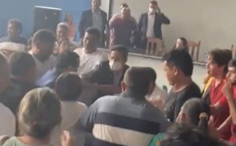 Povo se revolta com vereadores e parte para agressão (veja o vídeo)