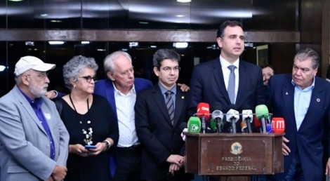 Longe dos holofotes, Randolfe e Pacheco se reúnem com ex-ministros de Lula, Dilma, Temer e FHC e a "trama" está armada