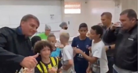 Cercado de crianças, Bolsonaro faz a festa em padaria no interior de Goiás (veja o vídeo)