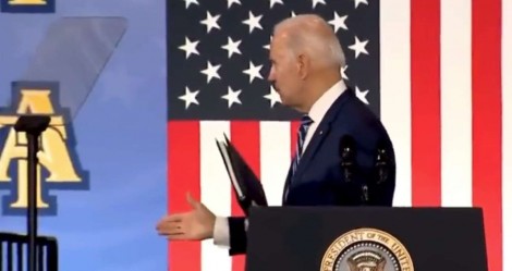 Com traços cada vez mais avançados de ‘senilidade’ Biden aperta a mão de ‘ninguém’, em discurso ao vivo (veja o vídeo)