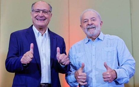 Em cena ridícula, até Lula fica constrangido com os elogios de Alckmin (veja o vídeo)