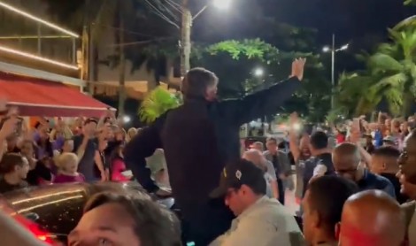 Bolsonaro é seguido por multidão nas ruas e em restaurante do litoral paulista (veja o vídeo)