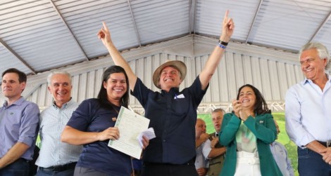 Em Goiás, Bolsonaro faz história e entrega centenas de documentos de assentamentos