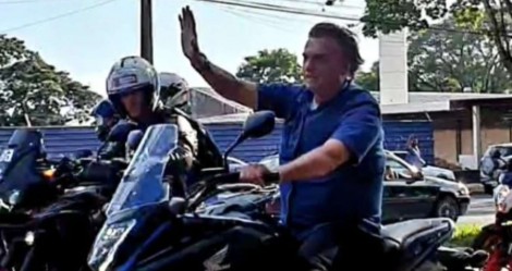 Em Maringá, apoiador vai ao delírio e Bolsonaro faz questão de publicar o momento em suas redes (veja o vídeo)