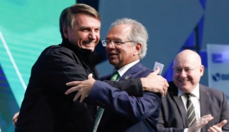 Em meio a cenário global terrível, Guedes garante que Brasil vai pelo caminho oposto e reagiu "fulminantemente" à crise