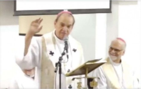 Proibido de falar de política, Arcebispo usa frase emblemática em oração e deixa recado genial aos fiéis (veja o vídeo)