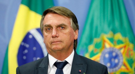 Sem precisar dizer uma palavra, Bolsonaro expõe a total incoerência da velha mídia