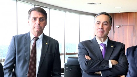 Destemido, Bolsonaro sobe novamente o tom contra ministro: “É um crime. O Barroso é um criminoso”