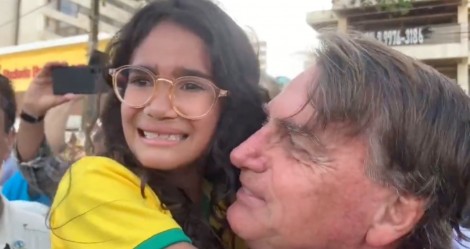 Criança se emociona diante de Bolsonaro e é surpreendida com gesto sensacional (veja o vídeo)