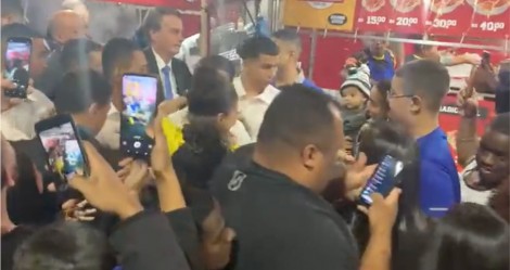 Depois de 'jantar' no JN, Bolsonaro se junta ao povo e come hot dog em rua do RJ (veja o vídeo)