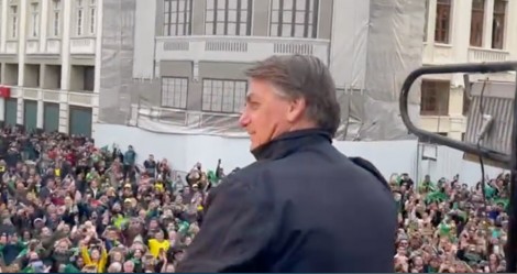 Em Curitiba, Bolsonaro é acolhido por multidão após susto em motociata (veja o vídeo)