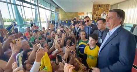 No clima de 7 de setembro, povão 'invade' o Alvorada em apoio a Bolsonaro (veja o vídeo)