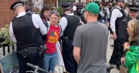 URGENTE: Polícia prende esquerdopatas que faziam arruaça na porta da embaixada brasileira em Londres (veja o vídeo)
