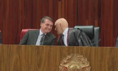 Bolsonaro revela presente inusitado que deu a Moraes: "Ficou apavorado" (veja o vídeo)