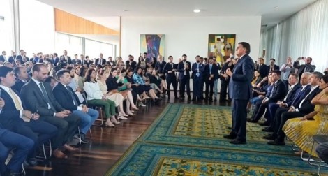 Cercado por um  "batalhão" patriota, Bolsonaro faz discurso histórico (veja o vídeo)