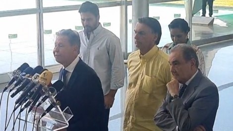 Ao mesmo tempo, Bolsonaro recebe avalanche de apoio de políticos importantes do Norte e Nordeste