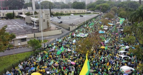 Paulistas fazem manifestação gigante e ocupam entorno do Comando Militar do Sudeste (veja o vídeo)