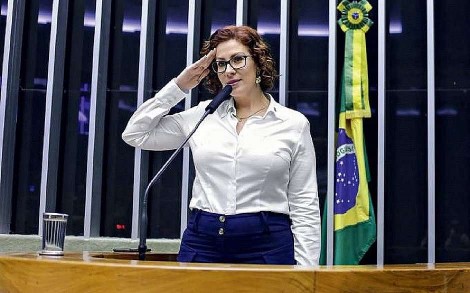 A missão de Carla Zambelli nos Estados Unidos