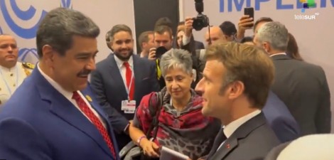 Em clima macabro, Macron troca afagos com Nicolás Maduro (veja o vídeo)
