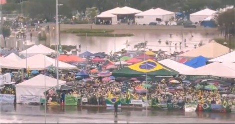 Debaixo de verdadeiro dilúvio multidão protesta em Brasília (veja o vídeo)