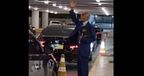 Com Bíblia na mão, deputado federal louva a Deus no estacionamento da Câmara e emociona os colegas (veja o vídeo)