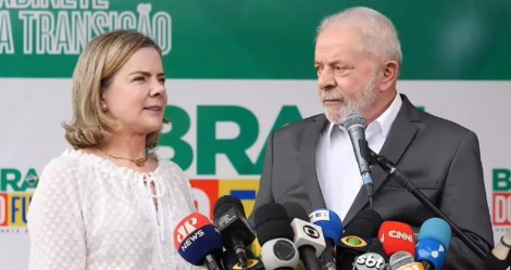 Gleisi é flagrada soprando desculpa esfarrapada no ouvido de Lula