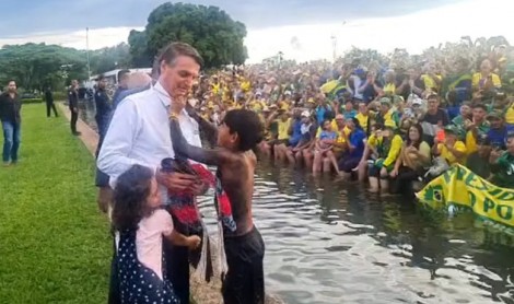 Bolsonaro vai novamente até multidão no Alvorada e acaba recebendo uma surpresa emocionante (veja o vídeo)