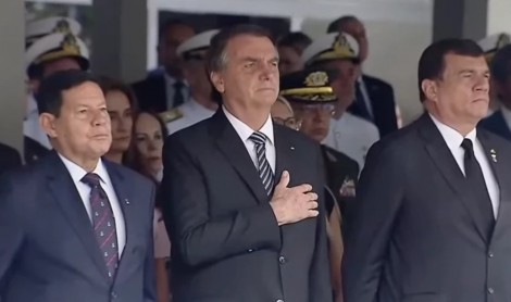 Em evento militar, Bolsonaro se mantém em silêncio, mas encontra maneira nova de discursar (veja o vídeo)