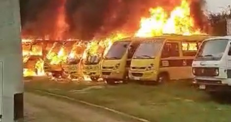 Incêndio com a digital da esquerda destrói ônibus em SP e mostra que bandidagem está no clima do ‘liberou geral’. (veja o vídeo)