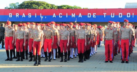 Esquerda mira escolas militares