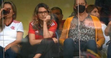 Janja vê derrota do Flamengo no estádio, é chamada de 'pé frio' e vira meme nas redes