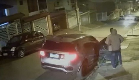 Famoso cantor é assaltado, perde carro de luxo, mas sai ileso com a família (veja o vídeo)