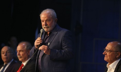 Lula assina contratos milionários com empreiteiras com condutas suspeitíssimas