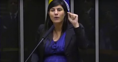 Deputada lê livro de Moraes, sobe na tribuna da Câmara e faz grave alerta em indagação ao ministro (veja o vídeo)