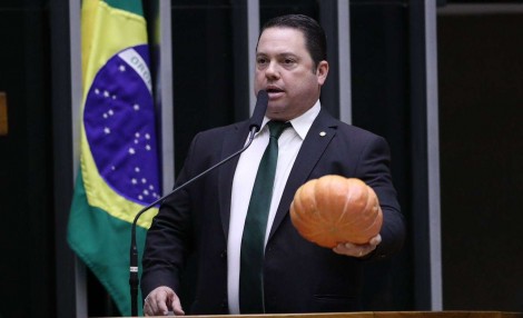 Com abóbora na tribuna, deputado detona com Lula: “Cadê a picanha?” (veja o vídeo)