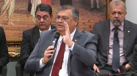 AO VIVO: Dino é trucidado por deputados (veja o vídeo)