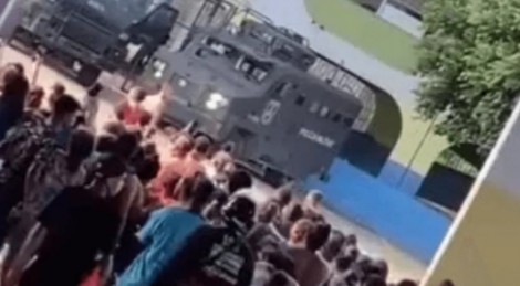 Em fuga da polícia, bandidos invadem escola com fuzis e granadas (veja o vídeo)