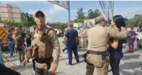 Policial vai aos prantos ao ver as pequenas vítimas do ataque em creche de SC (veja o vídeo)