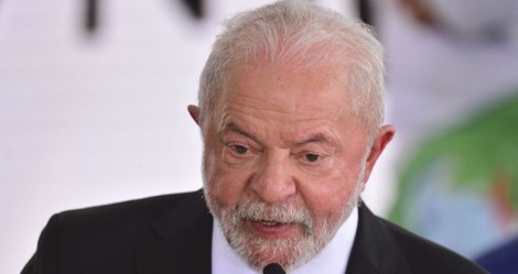 Jornalista do UOL surta e culpa Bolsonaro por incompetência de Lula
