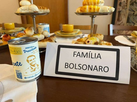AO VIVO: Bolsonaro é recepcionado com café da manhã por novos vizinhos (veja o vídeo)