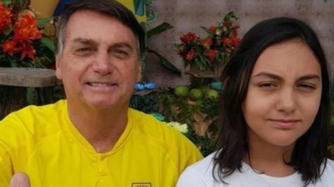 Na Justiça, deputada psolista quer obrigar Bolsonaro a vacinar Laurinha