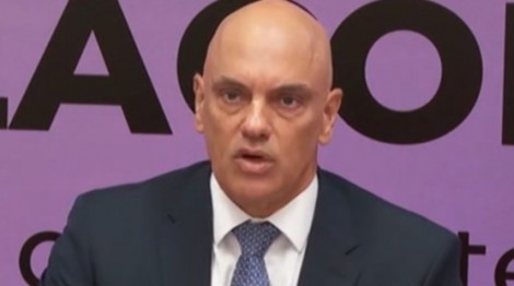 Junto com os filhos, Alexandre de Moraes vai pessoalmente até a PF