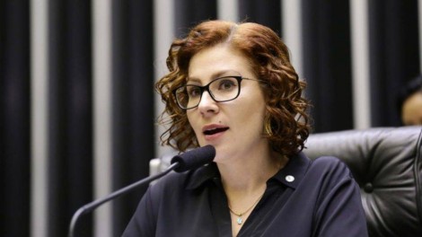 Em caso polêmico, STF forma maioria contra Carla Zambelli...