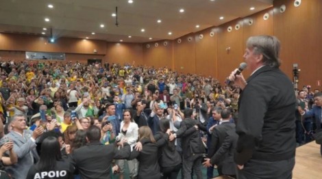 Bolsonaro aponta os ‘8 meses de destruição’ de Lula e é aclamado por multidão (veja o vídeo)