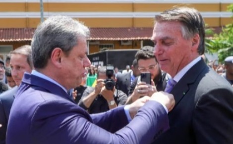 Bolsonaro recebe das mãos de Tarcísio uma medalha da Rota, a tropa de elite da PM de SP