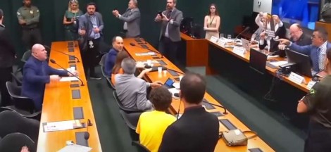 Na Câmara, deputado desmoraliza militantes anti-Israel e polícia é acionada para evitar o pior (veja o vídeo)