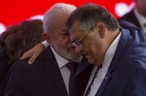 Lula toma coragem, se manifesta sobre grave situação de Dino, mas dá a pior "desculpa" possível