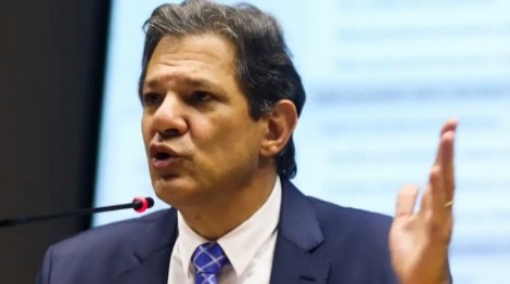 Visivelmente transtornado, Haddad fala sobre vitória de Milei