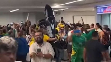 Com multidão a sua espera, Bolsonaro é ovacionado (veja o vídeo)