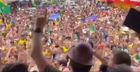 Bolsonaro chega de surpresa em feira e atrai multidão (veja o vídeo)